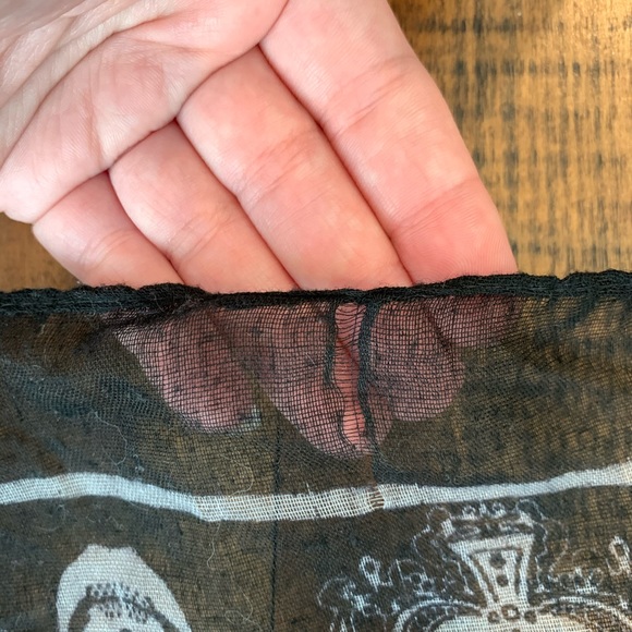 Skull printed scarf - Picture 3 of 4